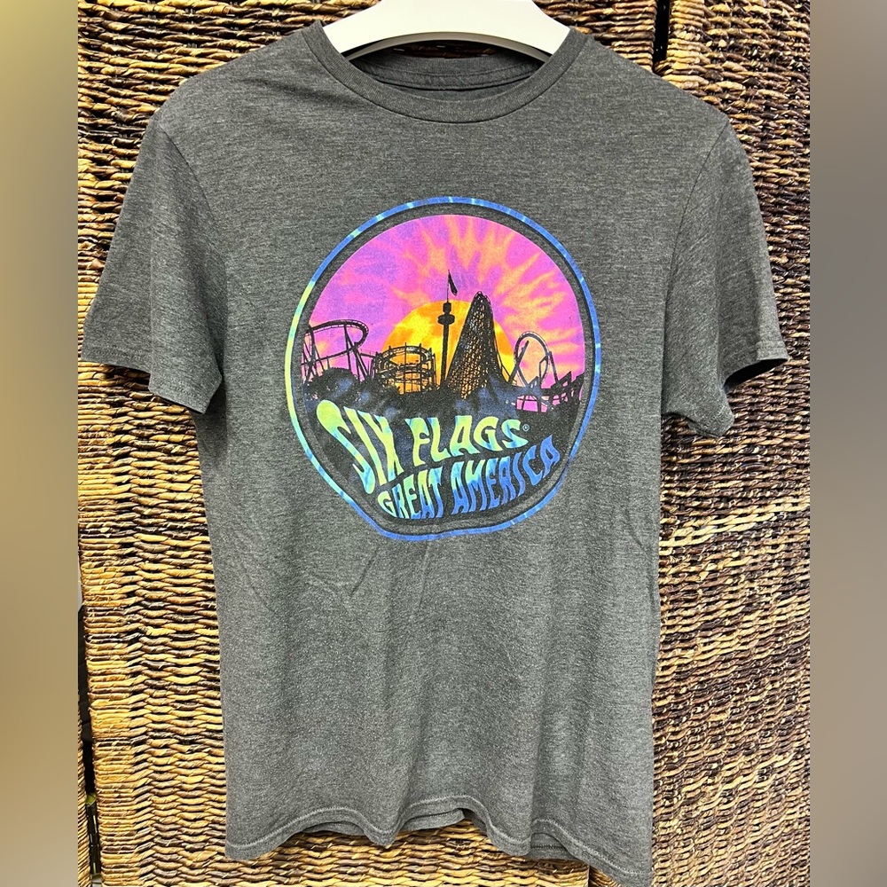 Six Flags Graphic‎ T-Shirt- Medium, Grey